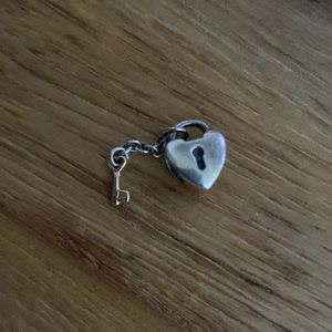 Pandora charm: love heart with key